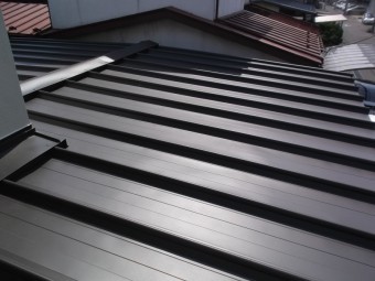 板金屋根下屋根の写真