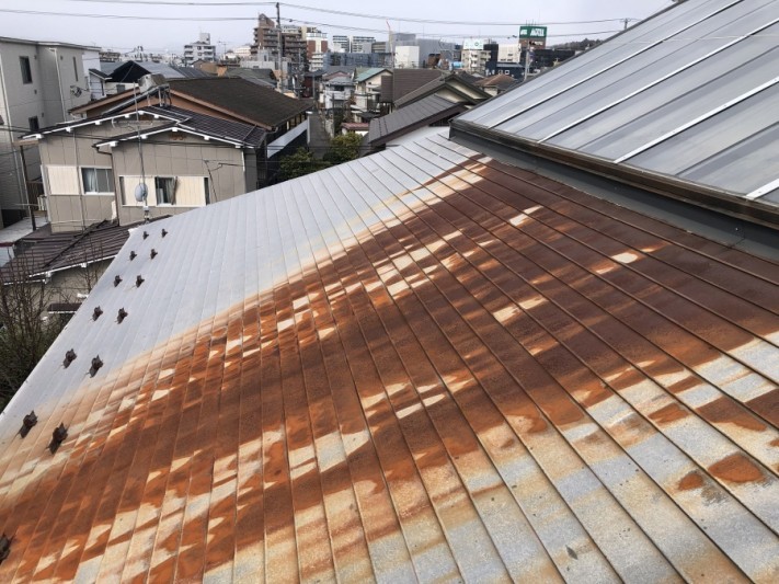 錆びた屋根の写真