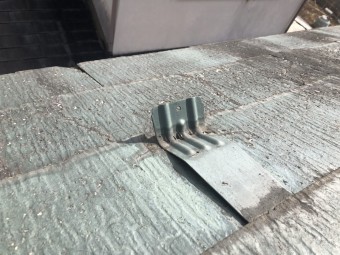 折れた雪止め金具の写真