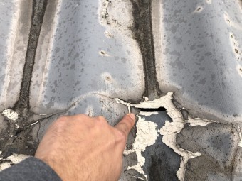 穴の開いた屋根の写真
