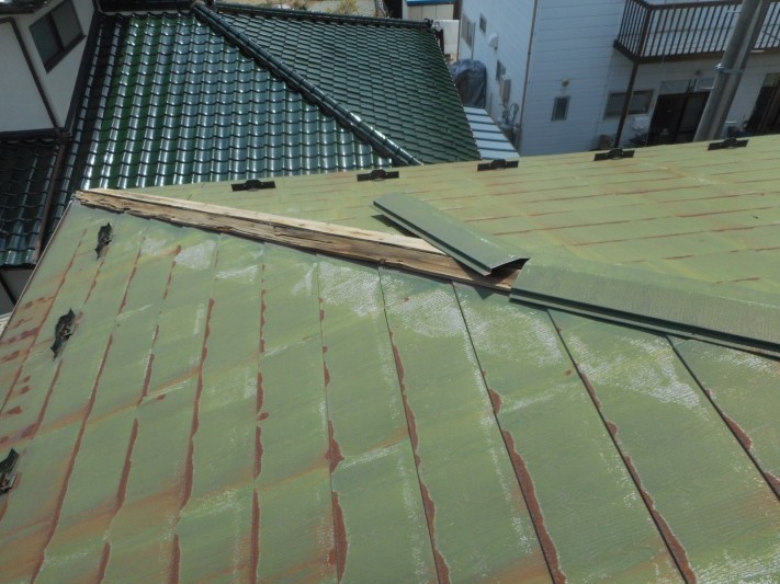外れた棟板金の中