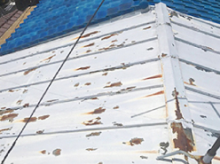 塗装が剥がれやへこみがある劣化したトタン屋根