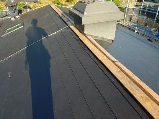 下地調整と防水シートの敷設