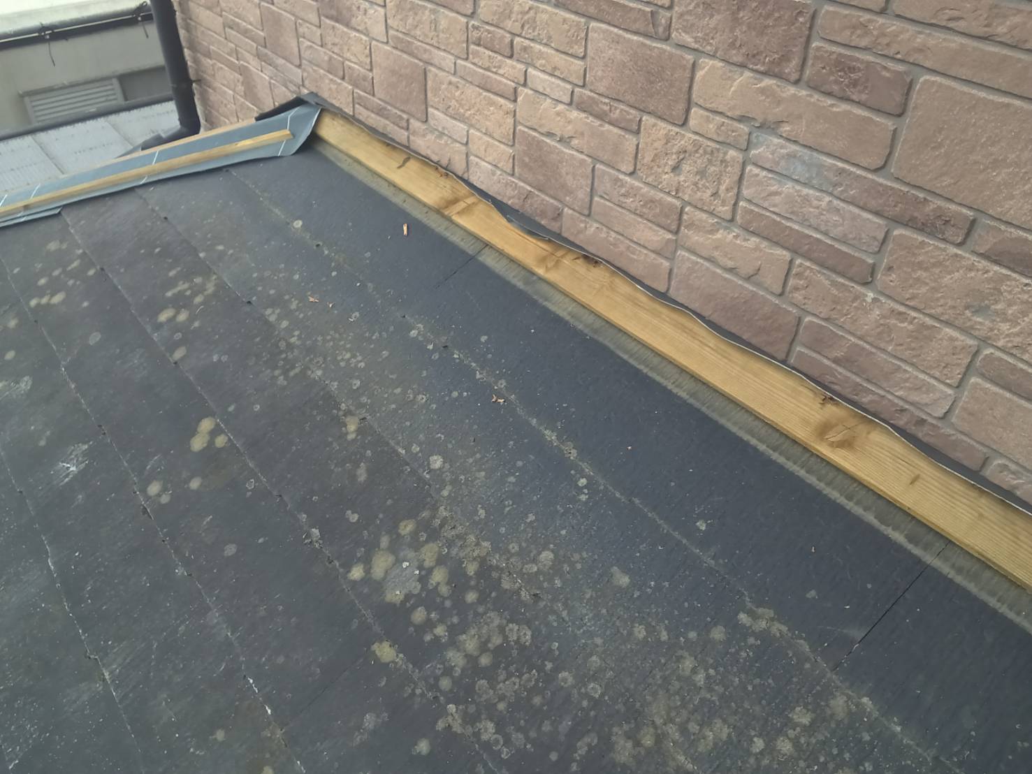 壁際の板金下地の劣化