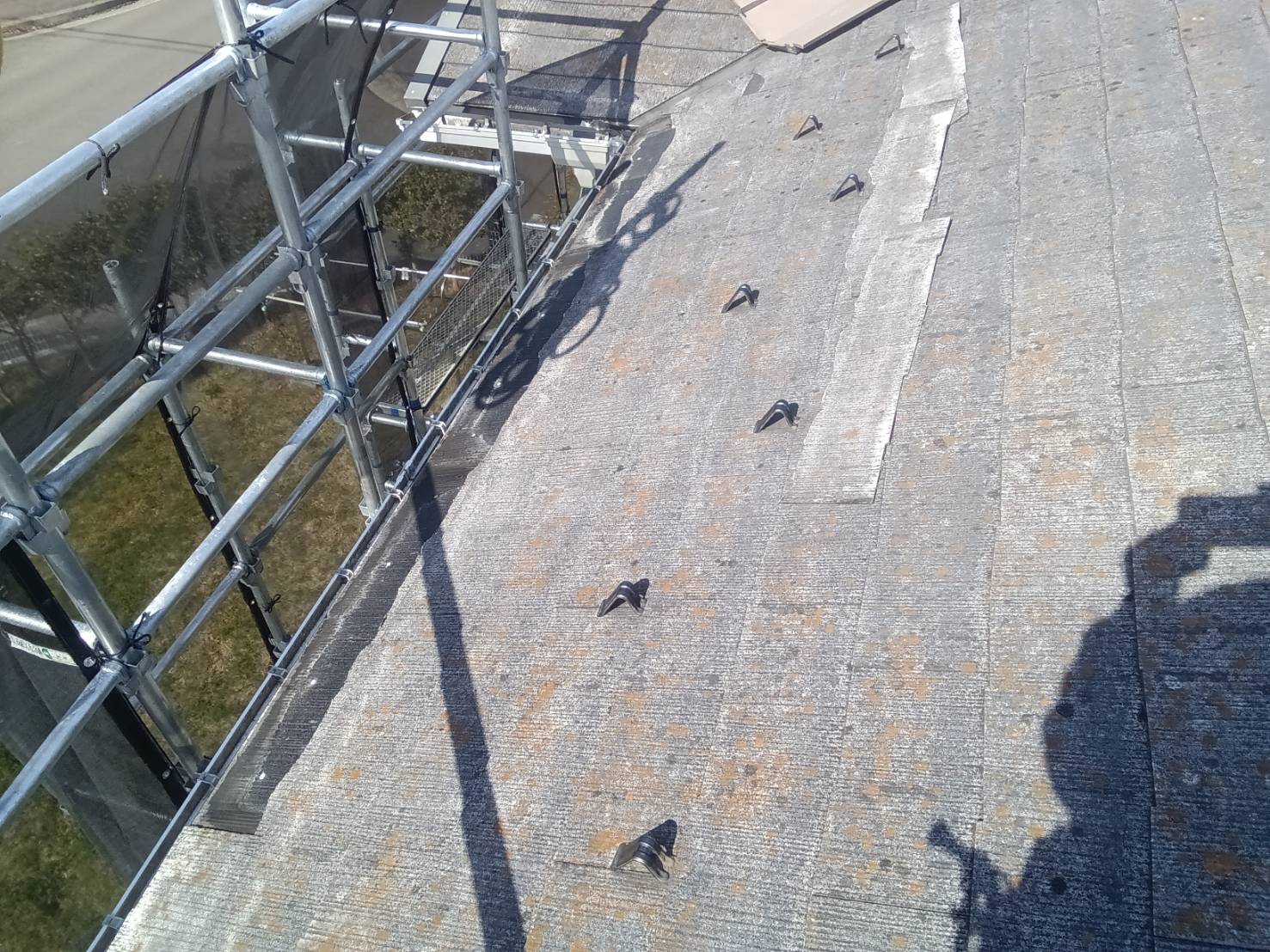 屋根表面のひび割れ