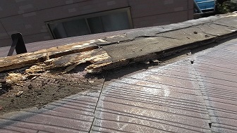 仙台市若林区で棟板金と棟下地材の交換工事を行いました。