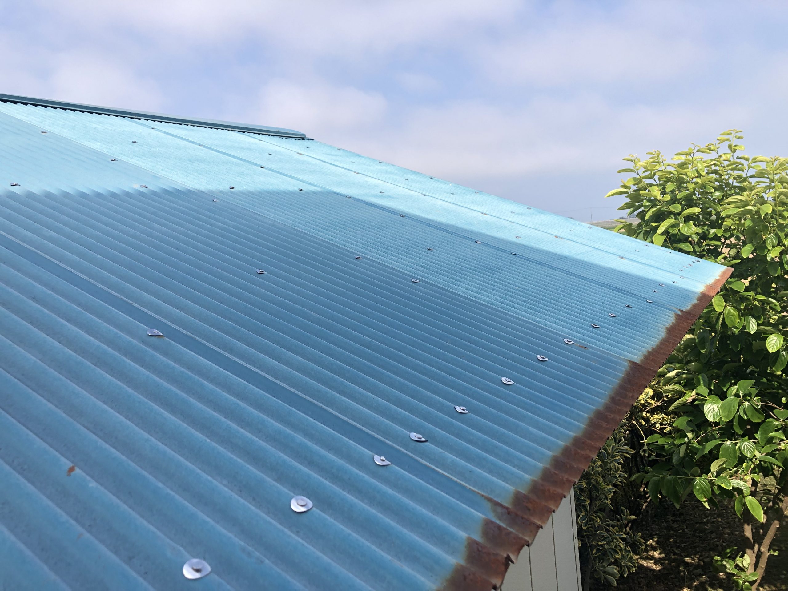 角田市で物置小屋の波板屋根を新しく葺き替え工事しました。