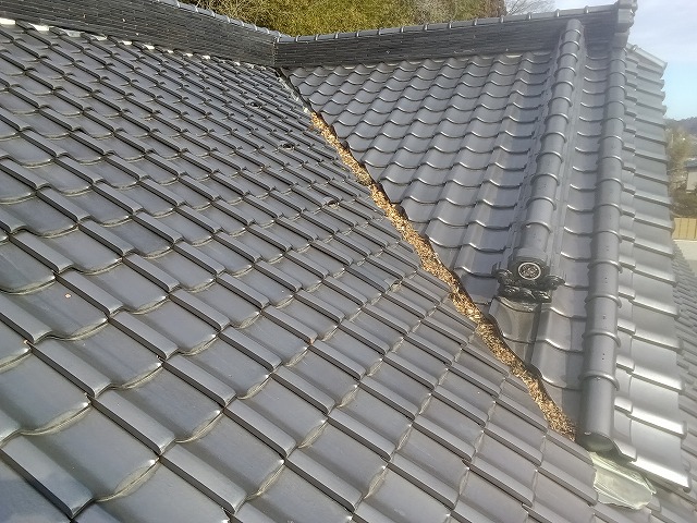 塩釜市千賀の台での瓦屋根の補修工事を紹介します。