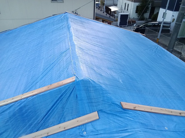 応急処置としてのブルーシート養生