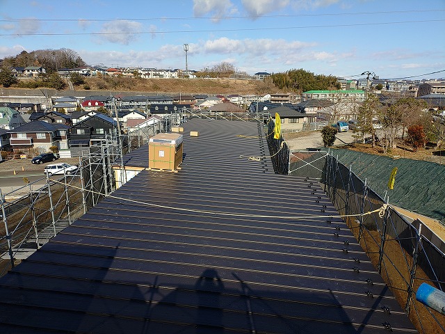 大和町吉岡　Ｉ様集合住宅で縦葺き屋根、太陽光発電工事をしました