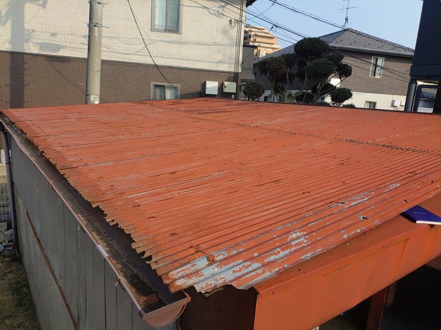 端部が傷んだ波板屋根