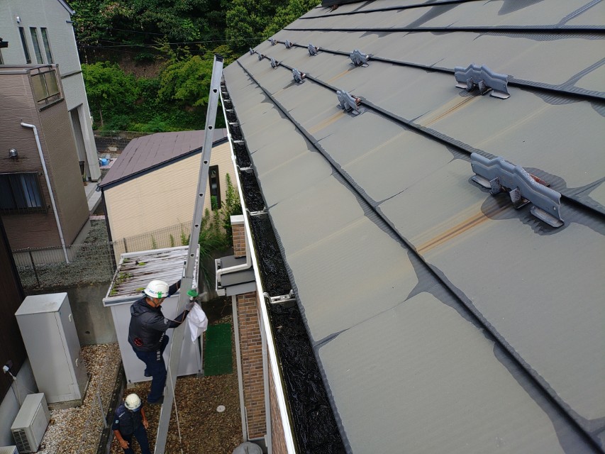雨樋のごみ回収作業