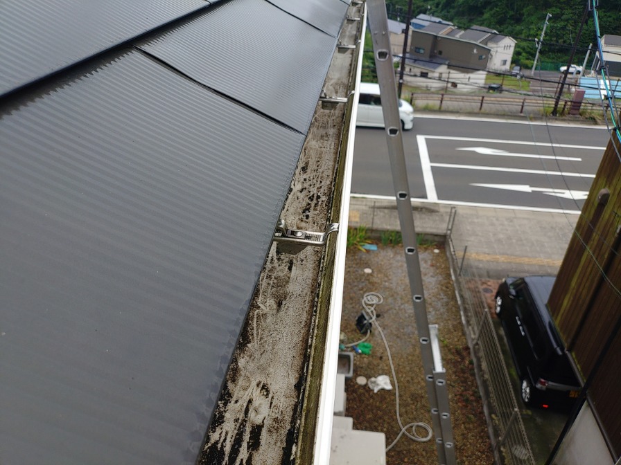 清掃途中の軒樋内部