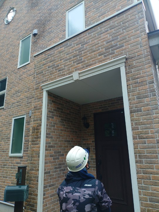 塩釜市で落ち葉が詰まった雨樋を掃除、さらに太陽光パネルを洗浄しました。