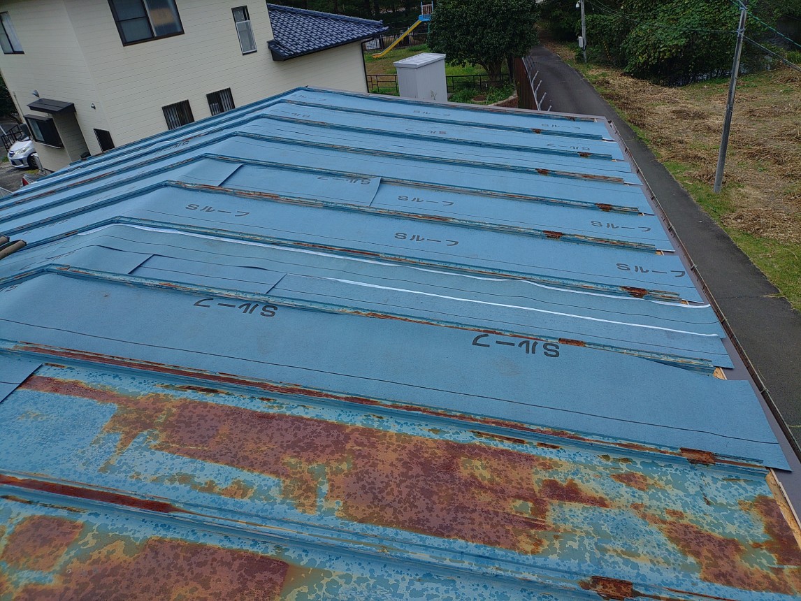 新屋根材の施工途中