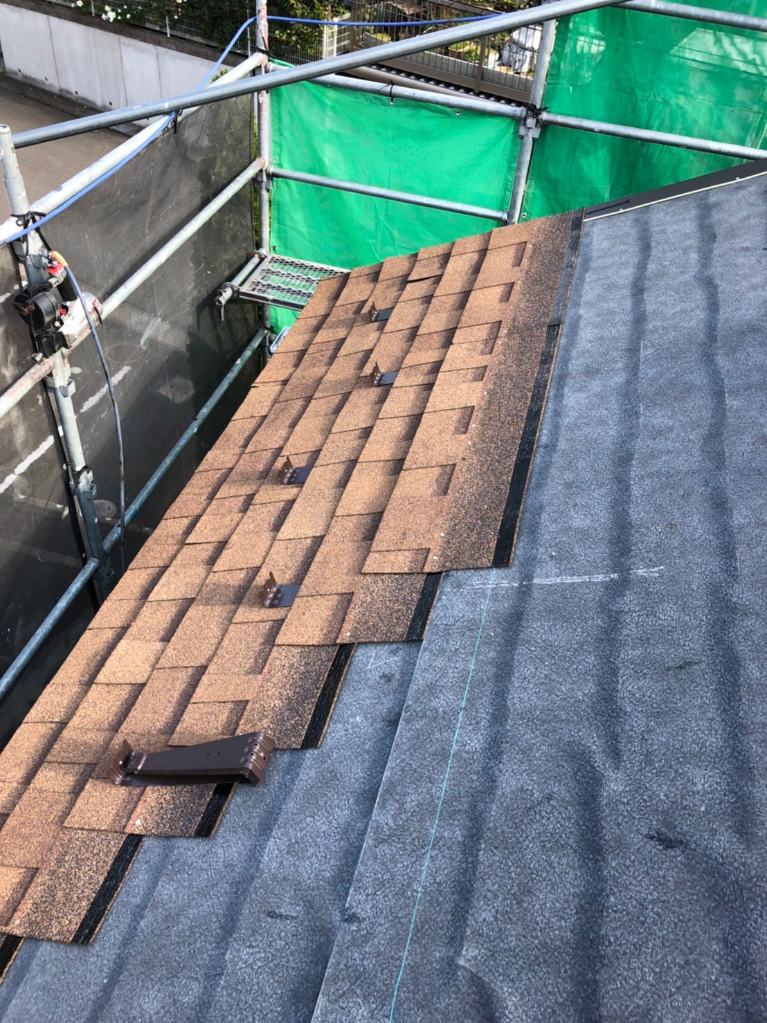 仙台市宮城野区でシングル材で屋根のカバー工事を行っています。