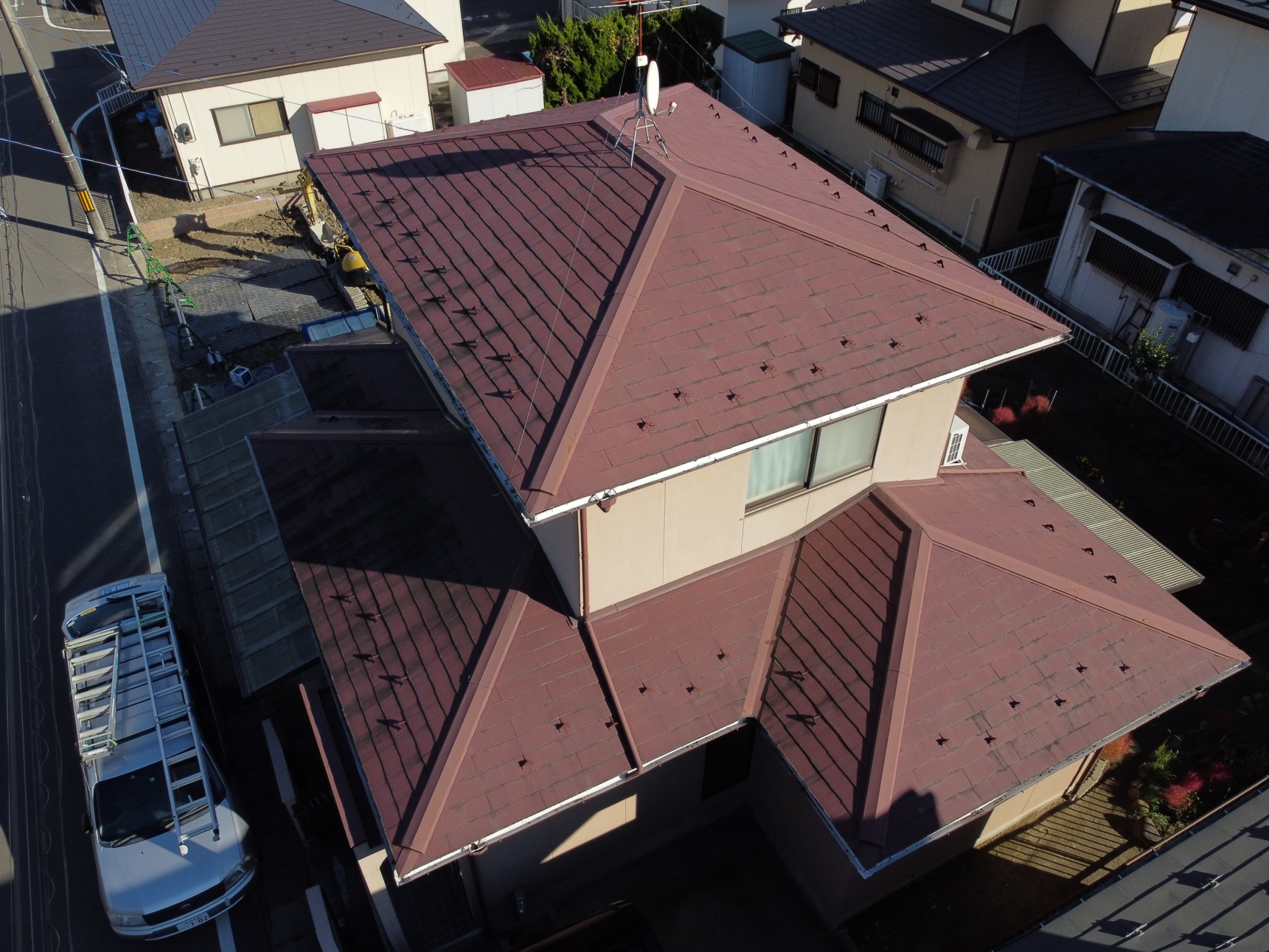 仙台市若林区にお住まいのN様宅で屋根カバー工事を行いました。