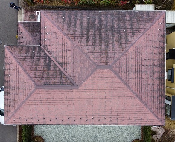 仙台市泉区でカバー工法をご検討中のスレート屋根を点検、苔や汚れの付着がありました