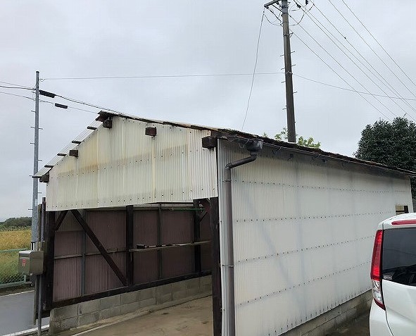 登米市にて車庫屋根から雨漏り発生、ポリカ波板で張替工事を行いました