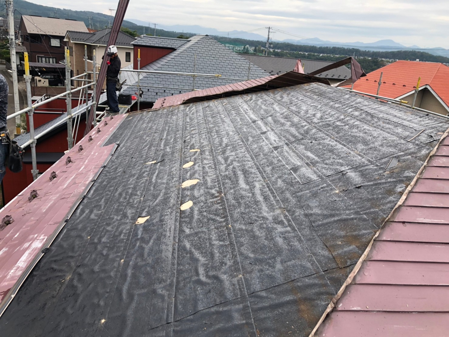 仙台市泉区での屋根の葺き替え工事を紹介します。金属横葺きからスーパーガルテクトへ
