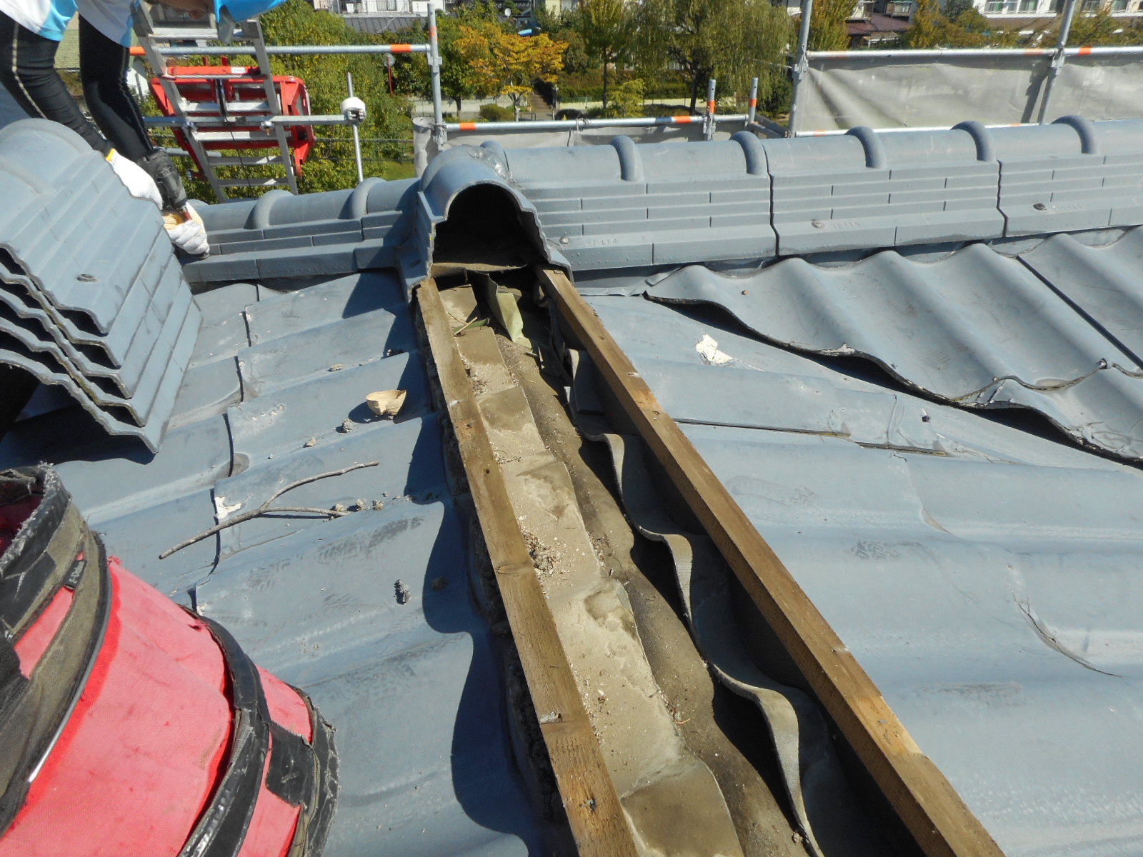 屋根撤去作業の写真