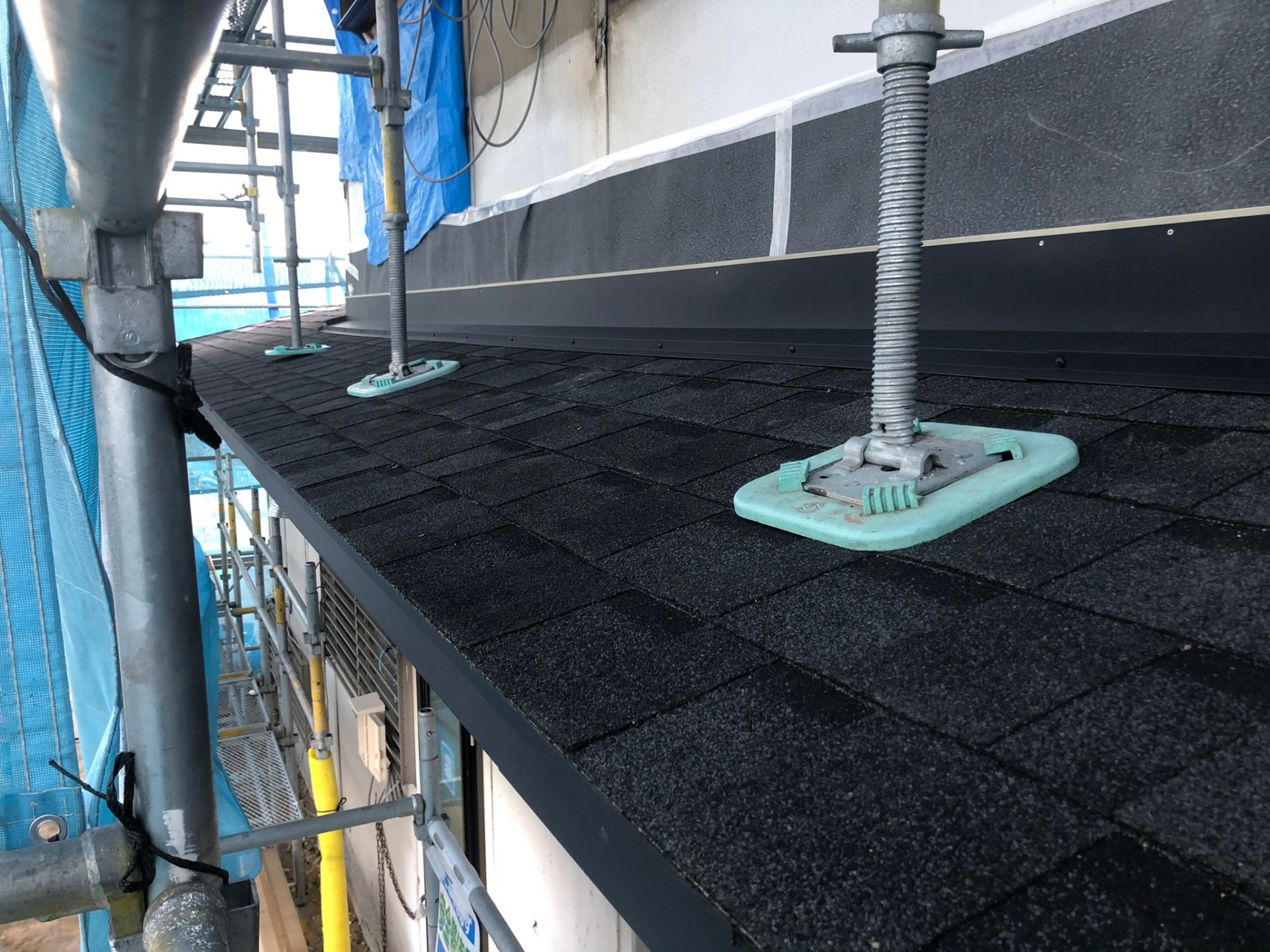 塩釜市にてアスファルトシングル屋根（リッジウェイ）のカバー工法を行いました一部の紹介です。