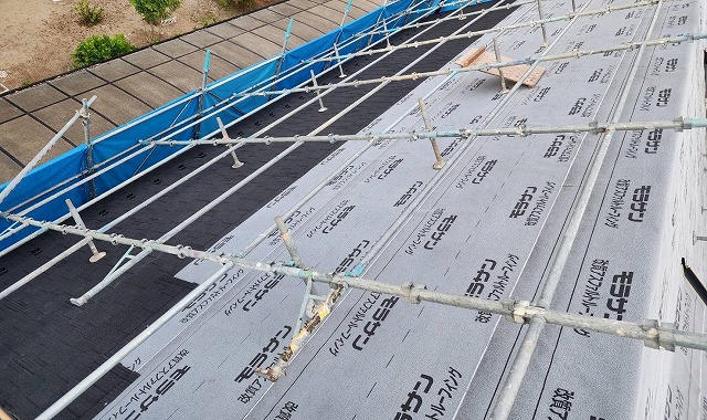 仙台市泉区で屋根葺き替え工事 / 『メリッサ』を葺いています