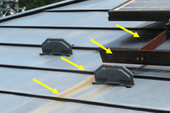 太陽光パネルの架台から流れ出た錆が屋根に伝った跡がくっきり残っています