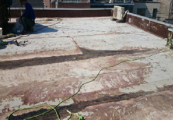 赤茶色く汚れ、ところどころ剥がれた陸屋根