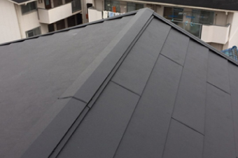 新しい屋根材は金属で軽量のスーパーガルテクトへカバー工事完了です